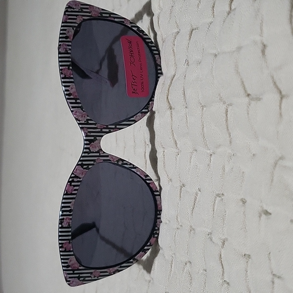 NWT Betsey Johnson Pink Rose‎ and Black Sunglasses